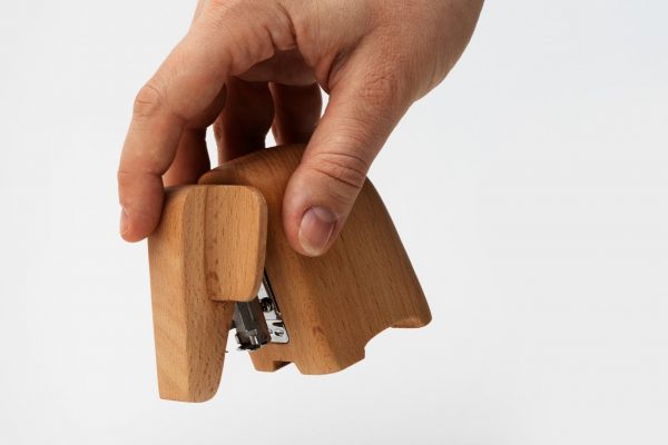 82545_wooden-elephant-stapler-small-hand-0036